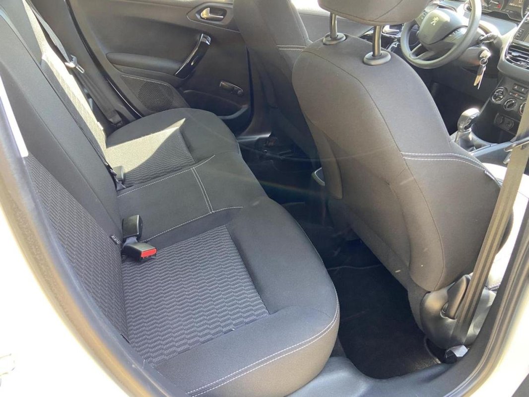 Peugeot 208 foto 9