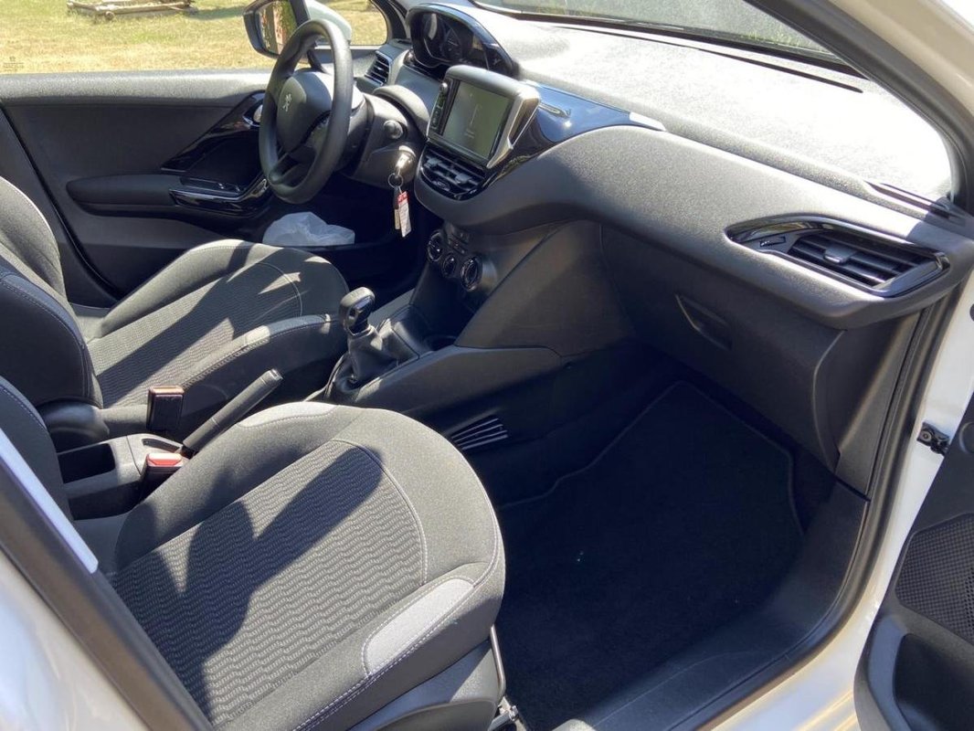 Peugeot 208 foto 10