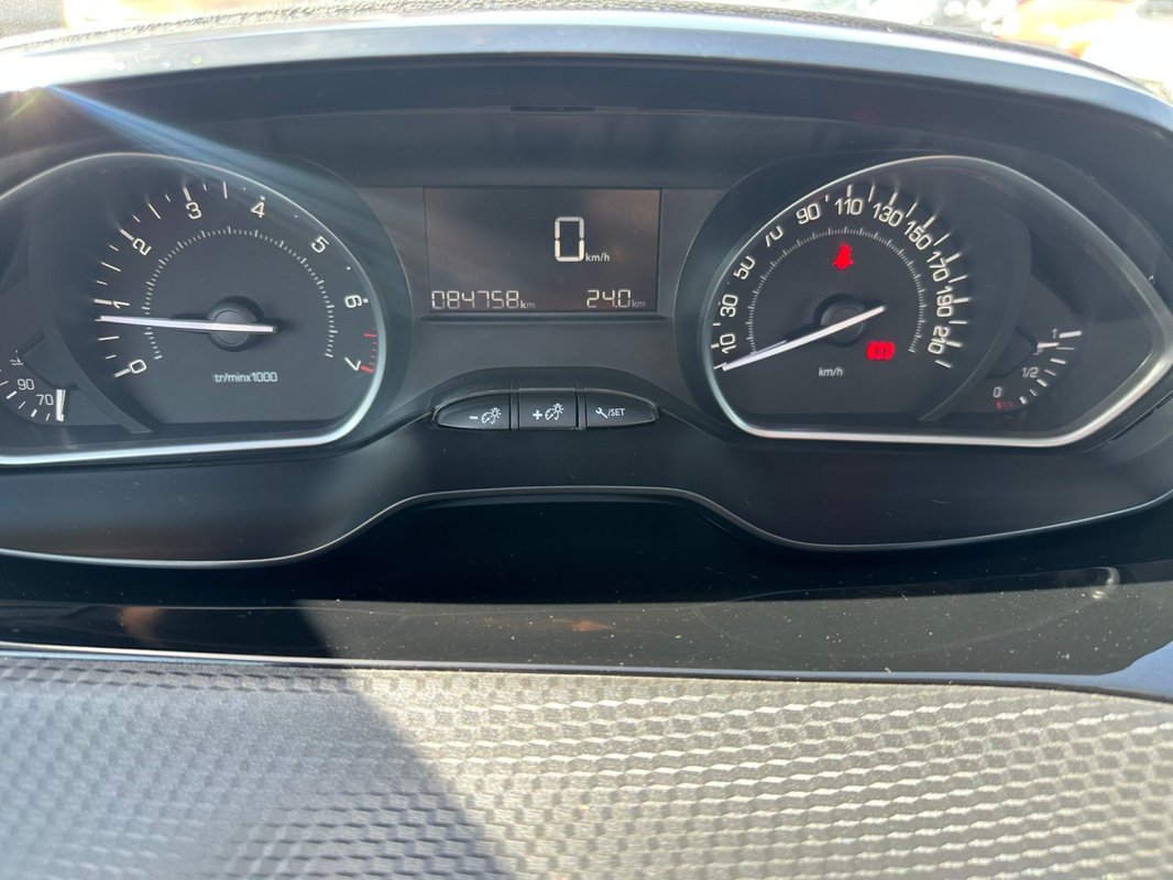 Peugeot 208 foto 8
