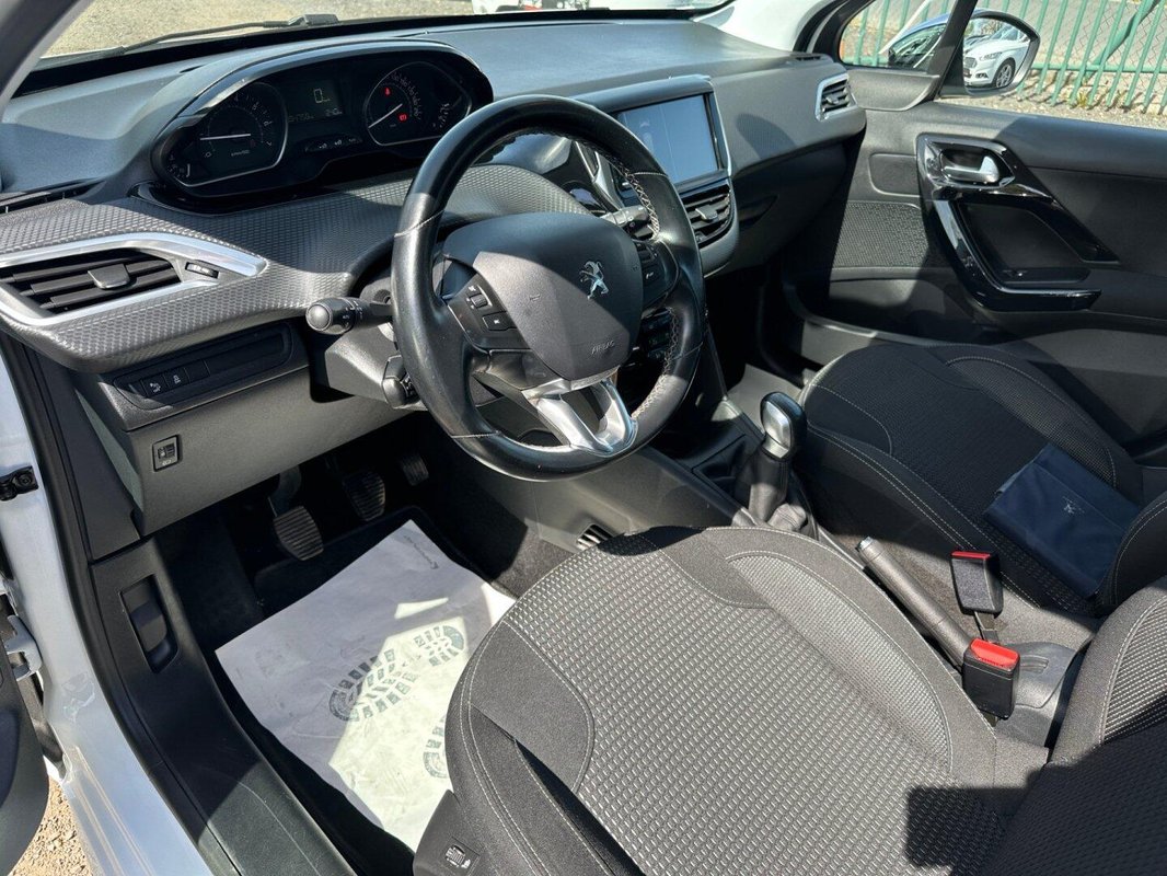 Peugeot 208 foto 22