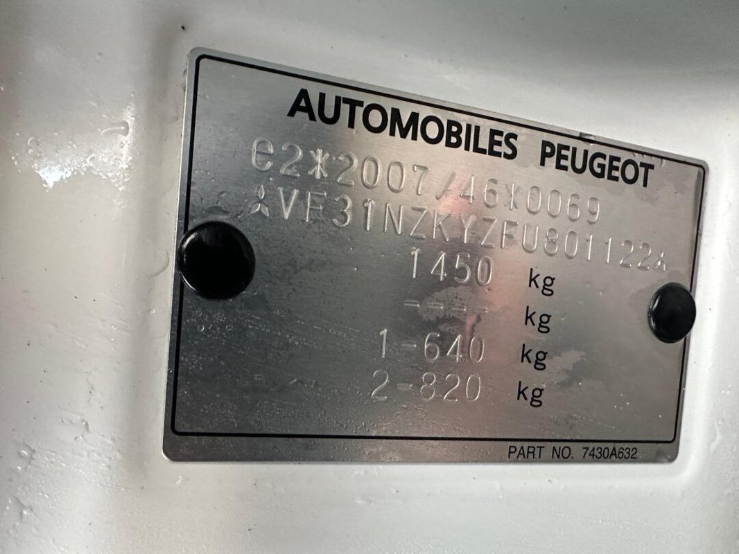 Peugeot iOn foto 2